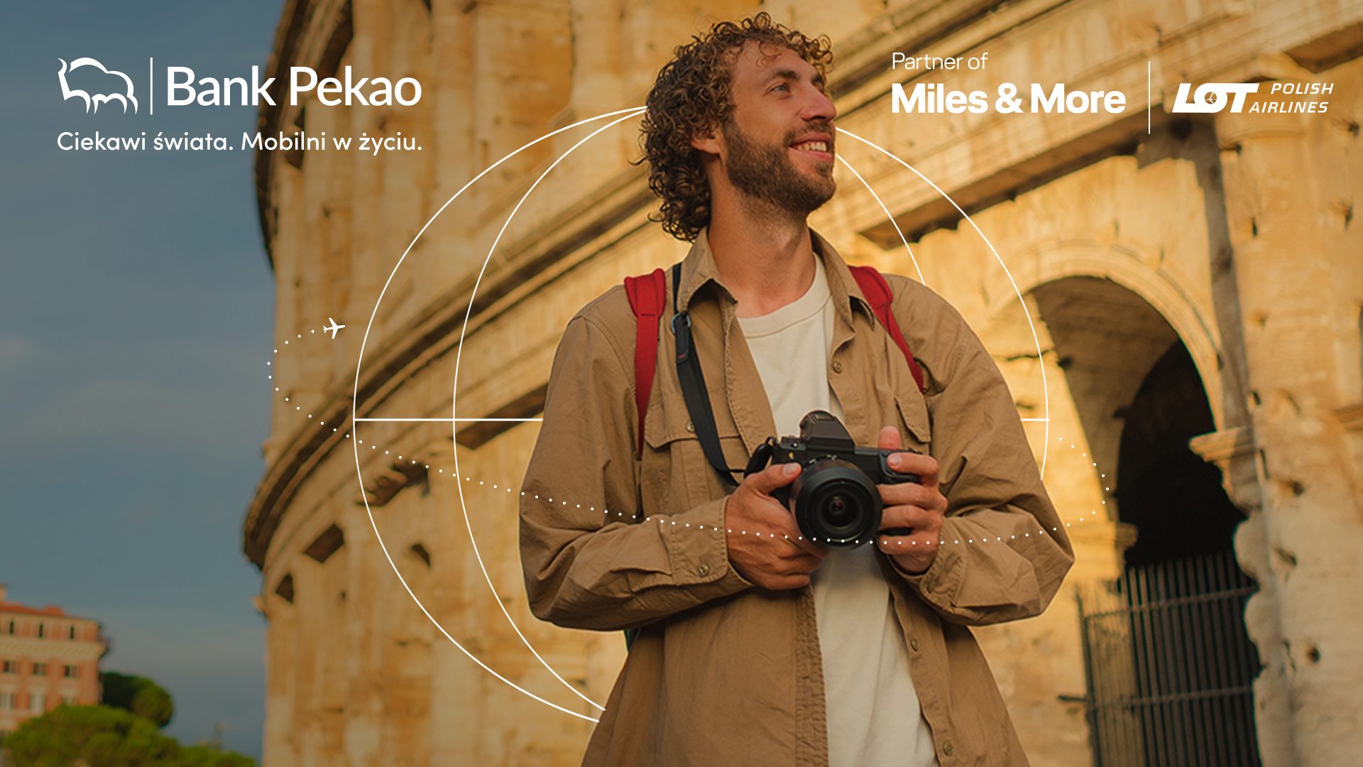 Mężczyzna przy koloseum w Rzymie z aparatem.