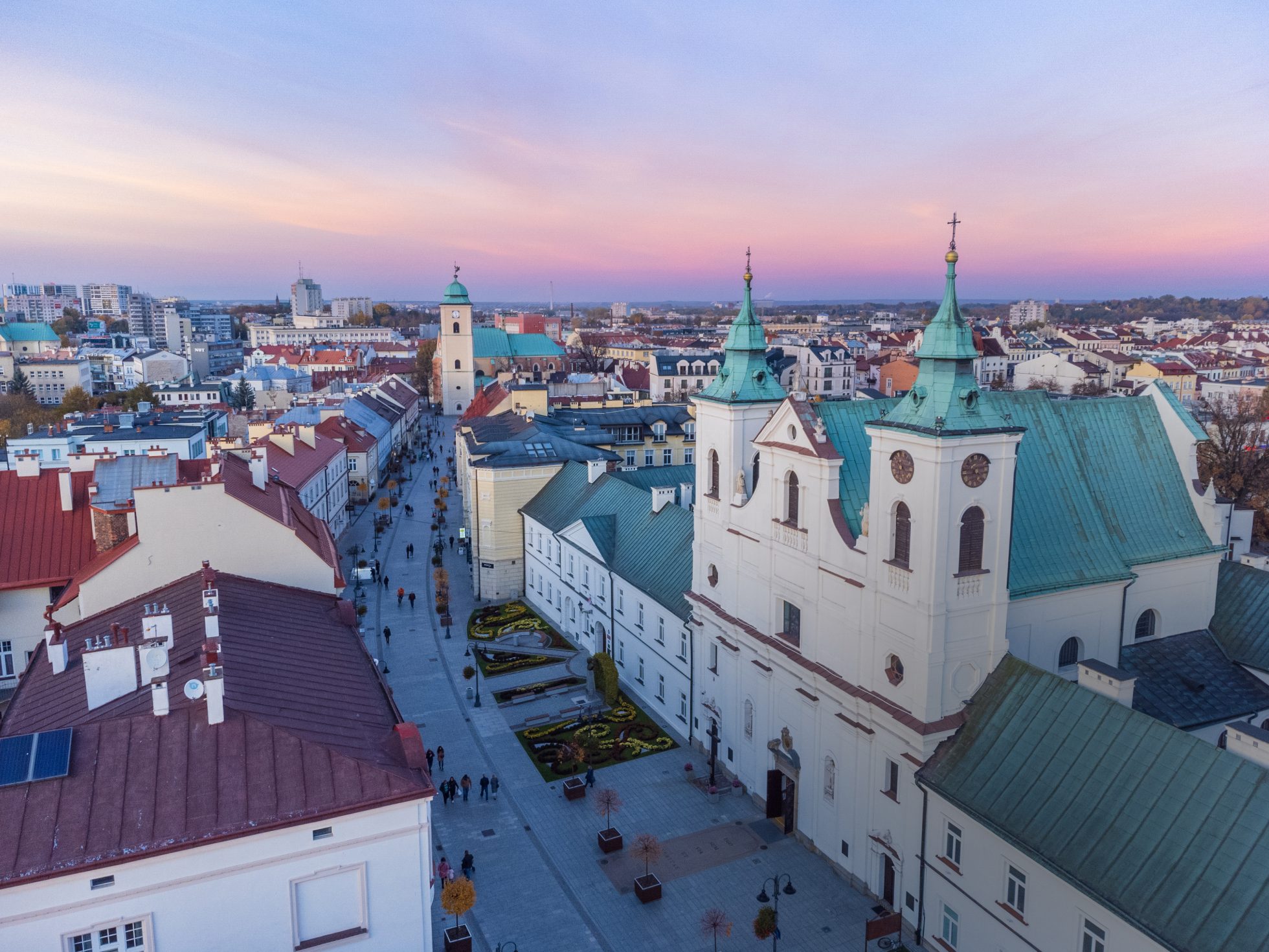 Zachód słońca w Rzeszowie, ul. 3 Maja, Polska