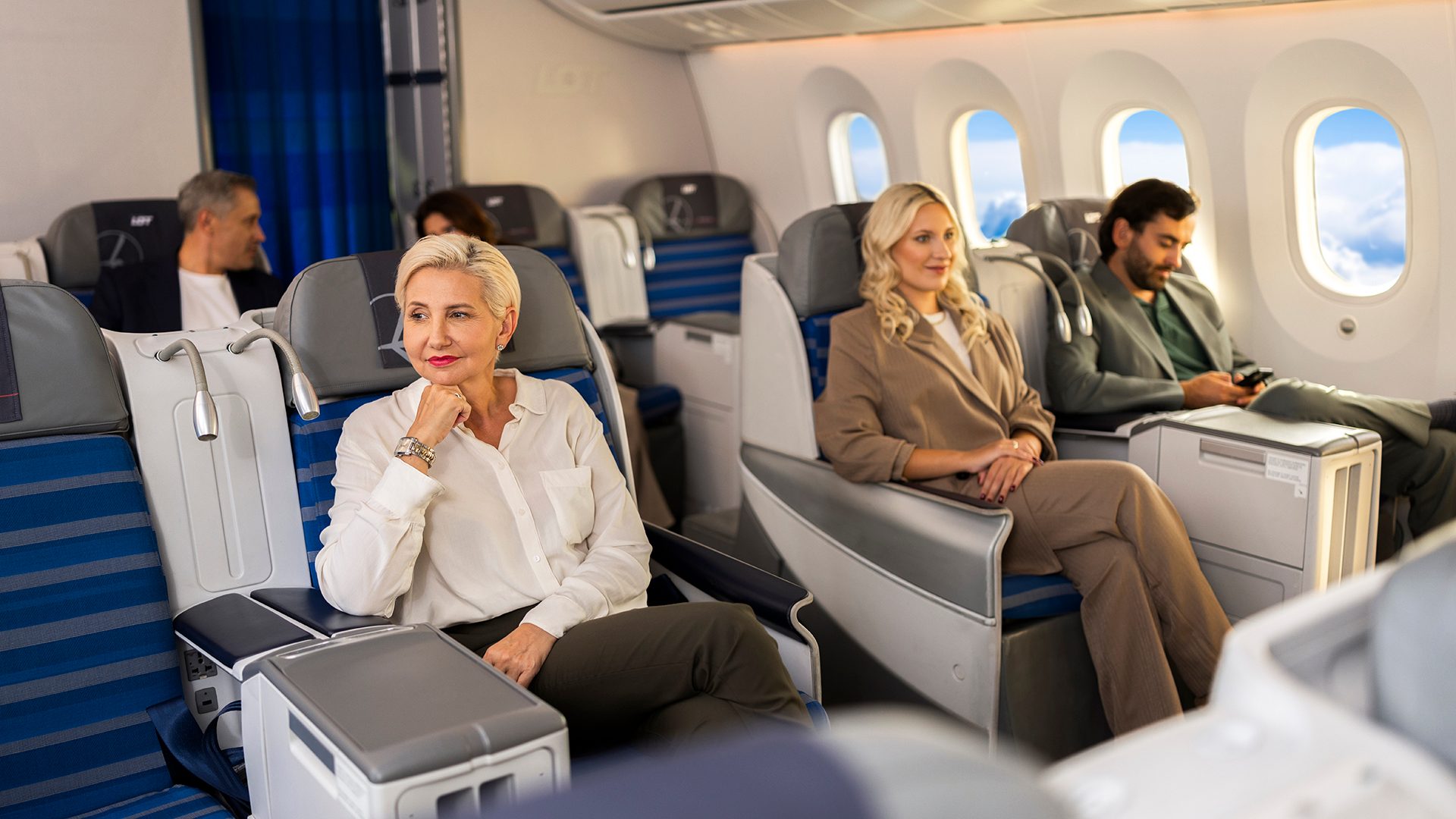 Pasażerowie siedzący w LOT Business Class na pokładzie Dreamlinera