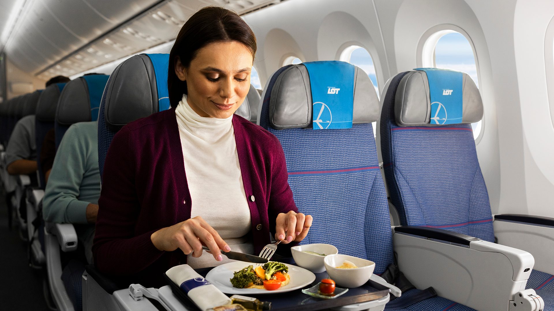 Pasażer je posiłek LOT Premium Economy Class